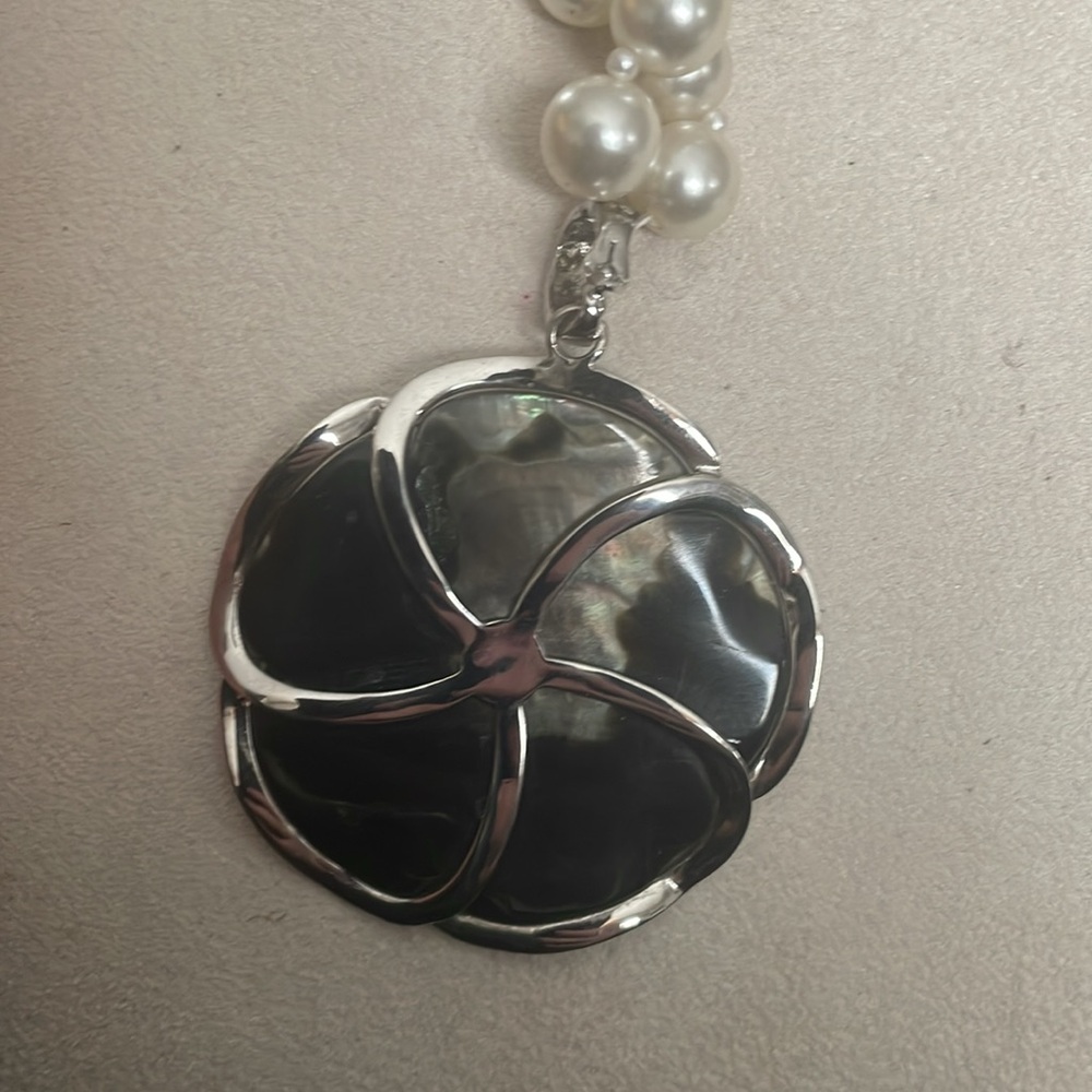 Vintage Pearl Necklace with Detachable Rose Pearl Clip - Picture 4 of 4